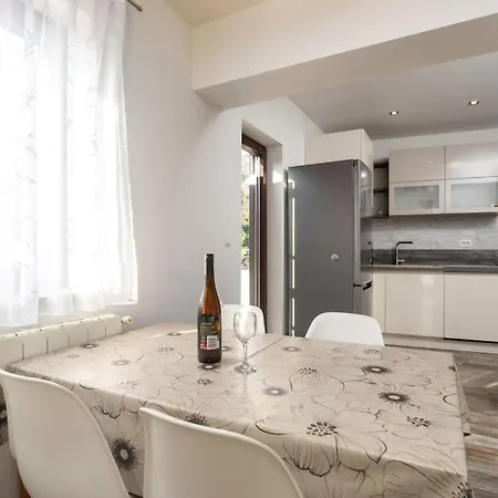 Apartment Melani *