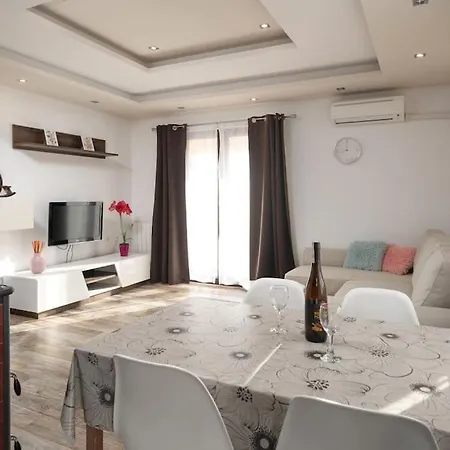 Apartment Melani *